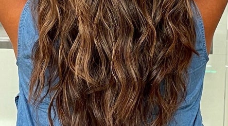 Cabello largo y ondulado en Hechizos Salón Obarrio, Panamá, Panamá, PA.