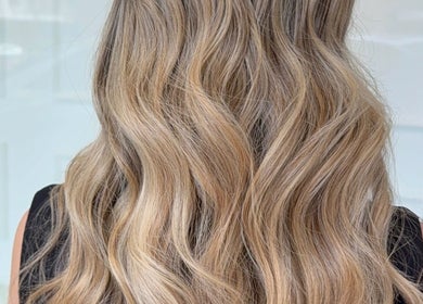 Cabello rubio brillante ondulado en Hechizos Salón Obarrio, Panamá, Panamá, PA.