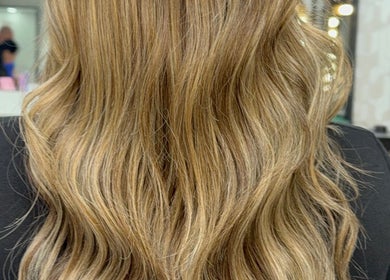 Cabello rubio ondulado en Hechizos Salón Obarrio, Panamá, Panamá, PA. Estilo elegante voluminizado.