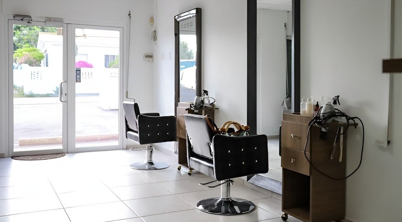 Chic interior of Mujer Virtuosa Beauty Salon in Willemstad, Curaçao, CW featuring stylish salon chairs and mirrors.