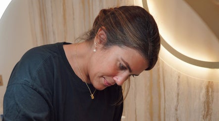 Aesthetic practitioner at Dr Meera Aesthetics - Glasgow, Scotland, GB performing a skincare treatment.