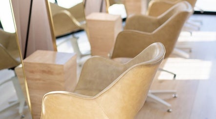 Curva The Salon