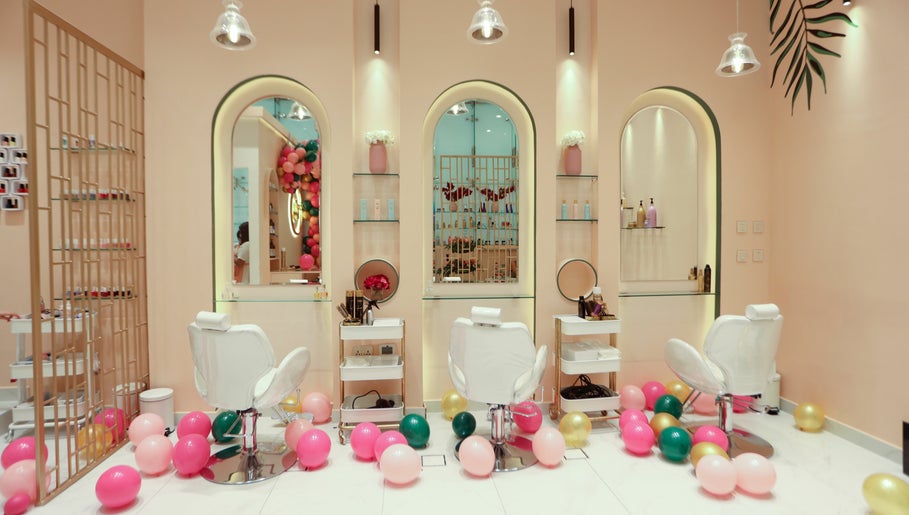 Cuts and Nails Beauty Salon Bild 1
