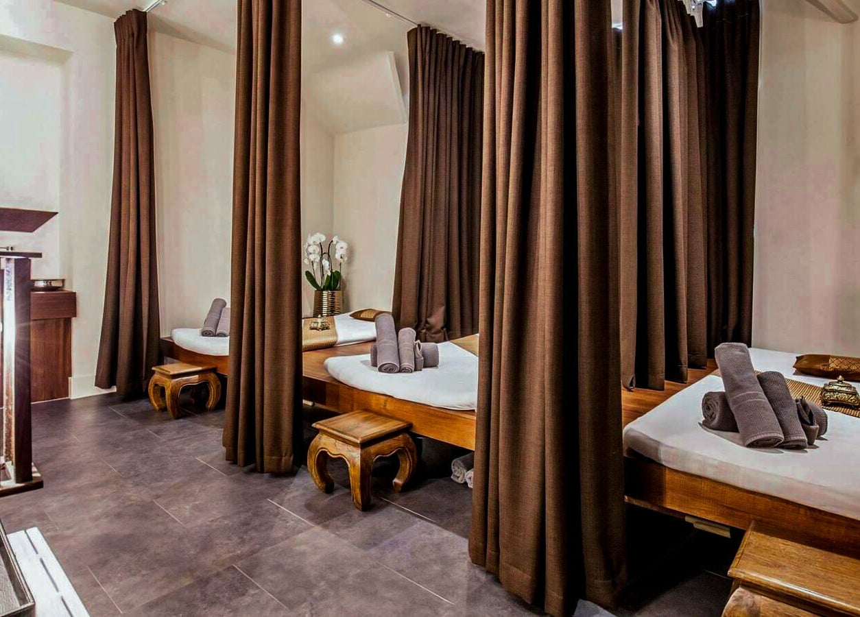 Peaceful massage room at Thy Spa Oxford with elegant decor, located in Oxford, England, GB.