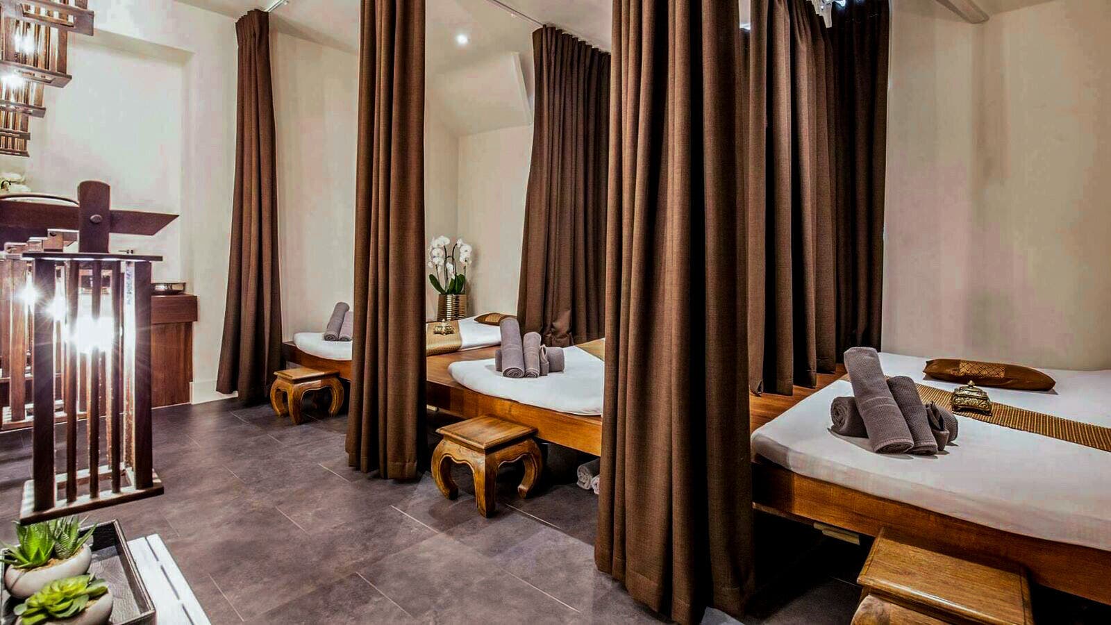 Peaceful massage room at Thy Spa Oxford with elegant decor, located in Oxford, England, GB.