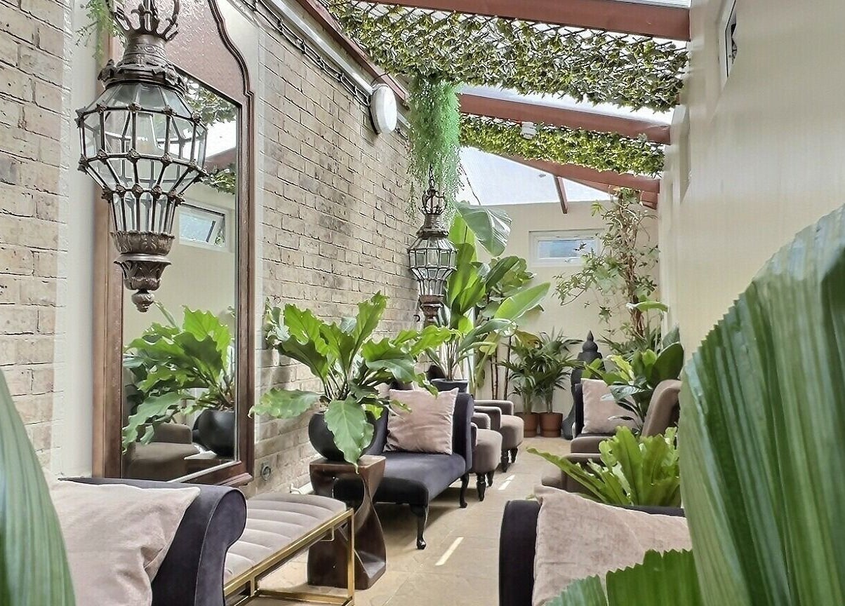 Relaxing lounge area with lush greenery at Thy Spa Oxford, Oxford, England, GB.