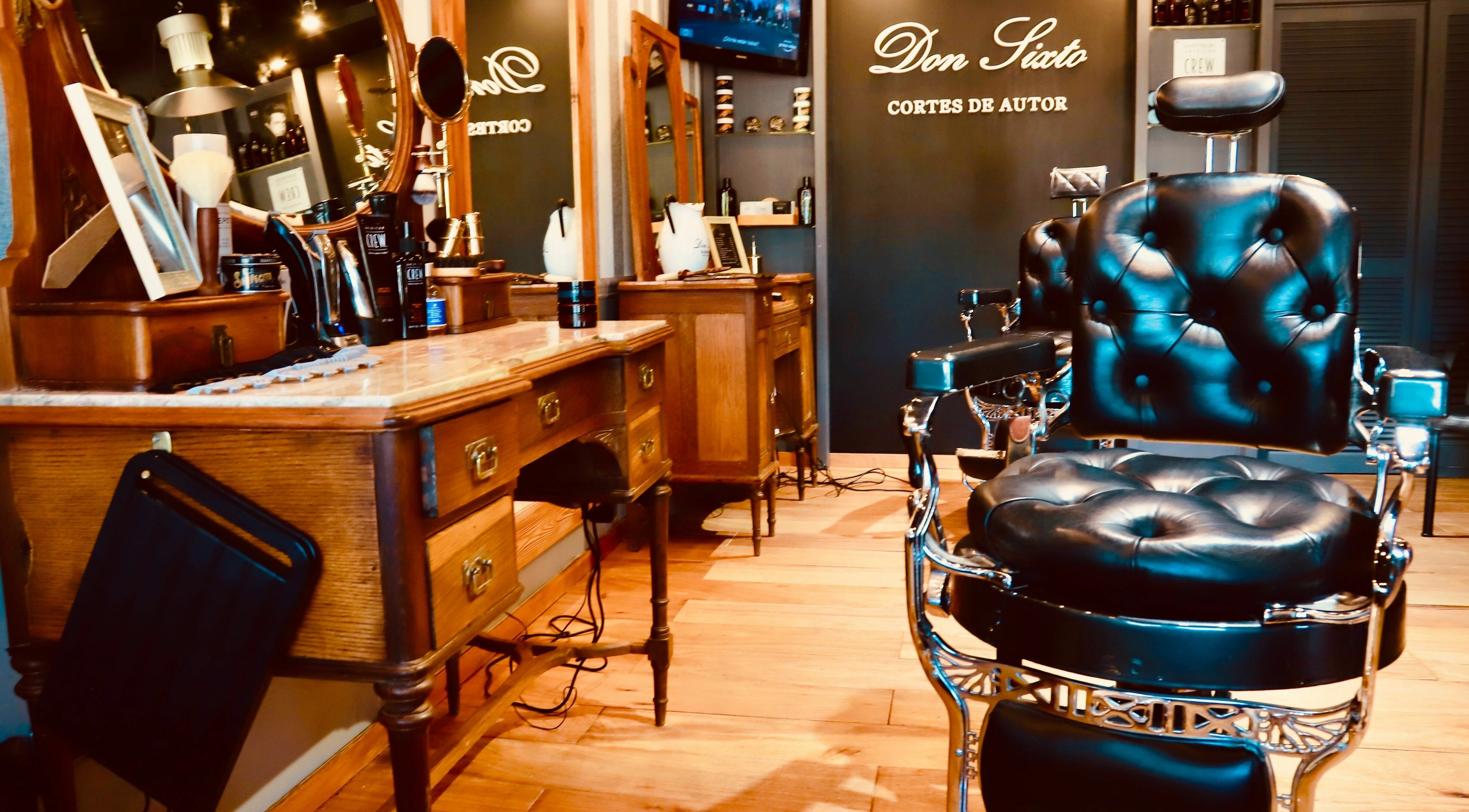 Espacio de barbero en Don Sixto, Maldonado, Departamento De Maldonado, UY, con silla clásica de cuero.