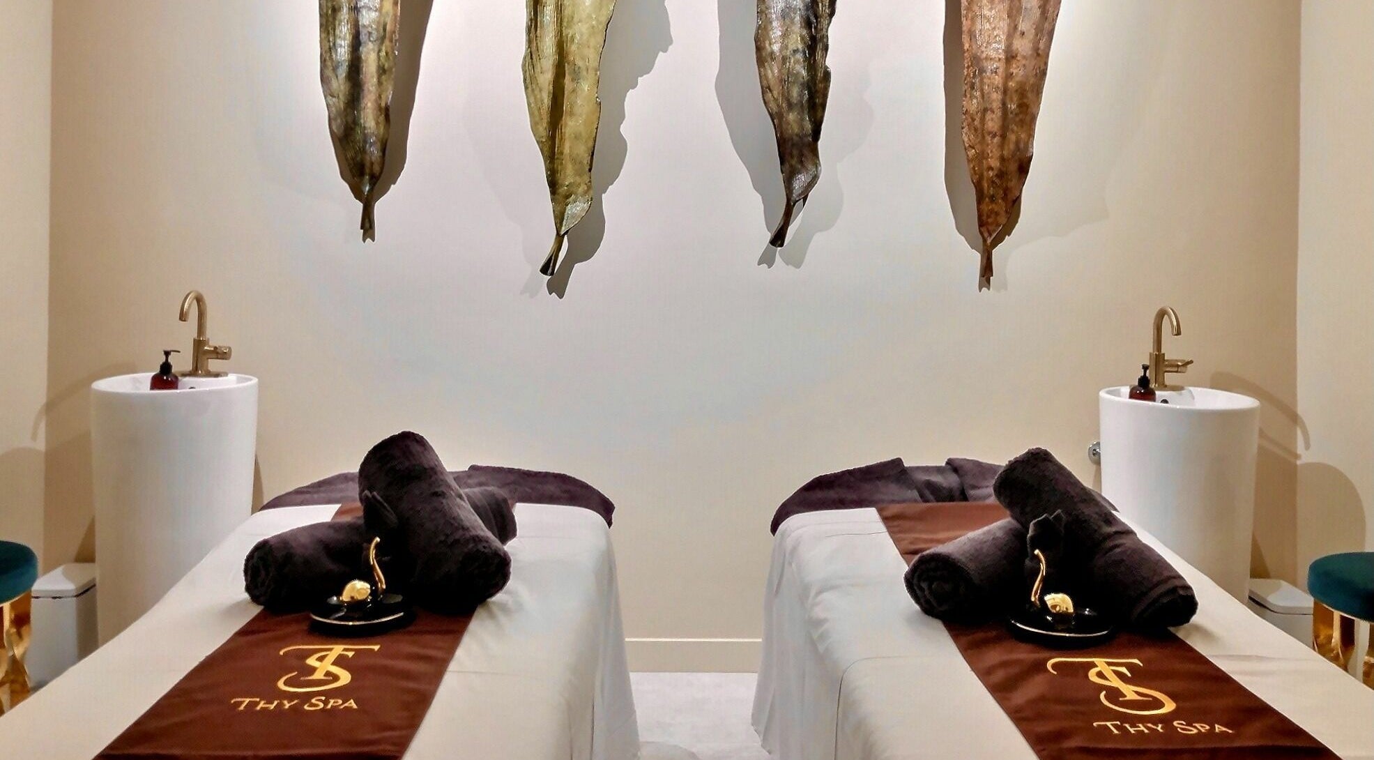 Relaxing treatment room at Thy Spa San Francisco with plush towels and elegant decor, located in San Francisco, California, US.