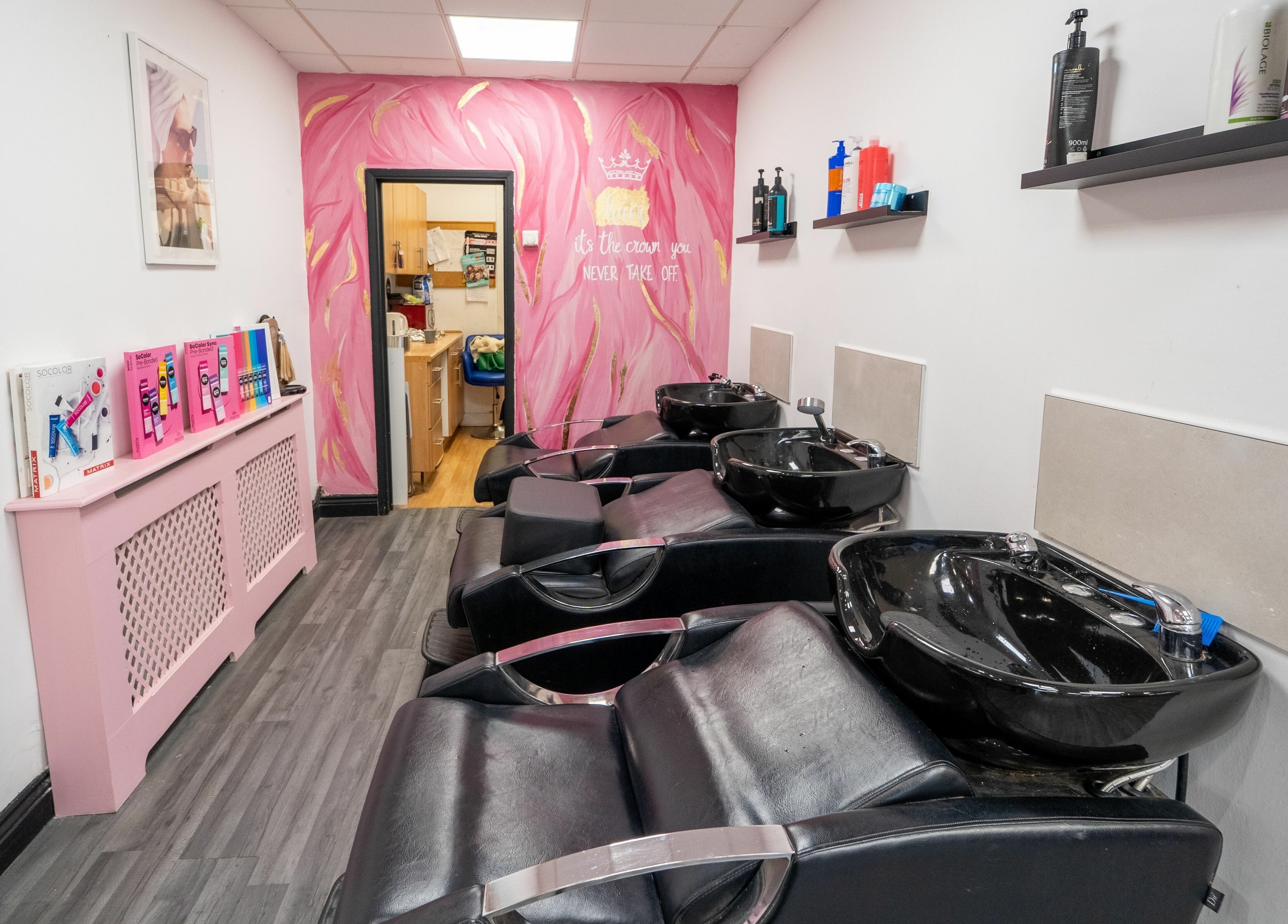 Relaxing wash stations at Hollieslocks Salon, Hornchurch, England, GB for a calming experience.