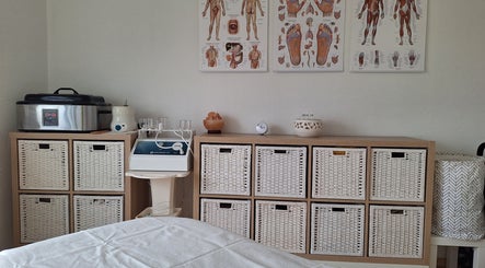 Behandlungsraum in Xundi Naturheilpraxis Jasmin Bell in Winterthur, Zürich, CH mit Massagetisch und Therapiegeräten.