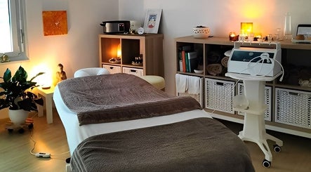 Behandlungsraum bei Xundi Naturheilpraxis Jasmin Bell in Winterthur, Zürich, CH, mit entspannendem Ambiente.