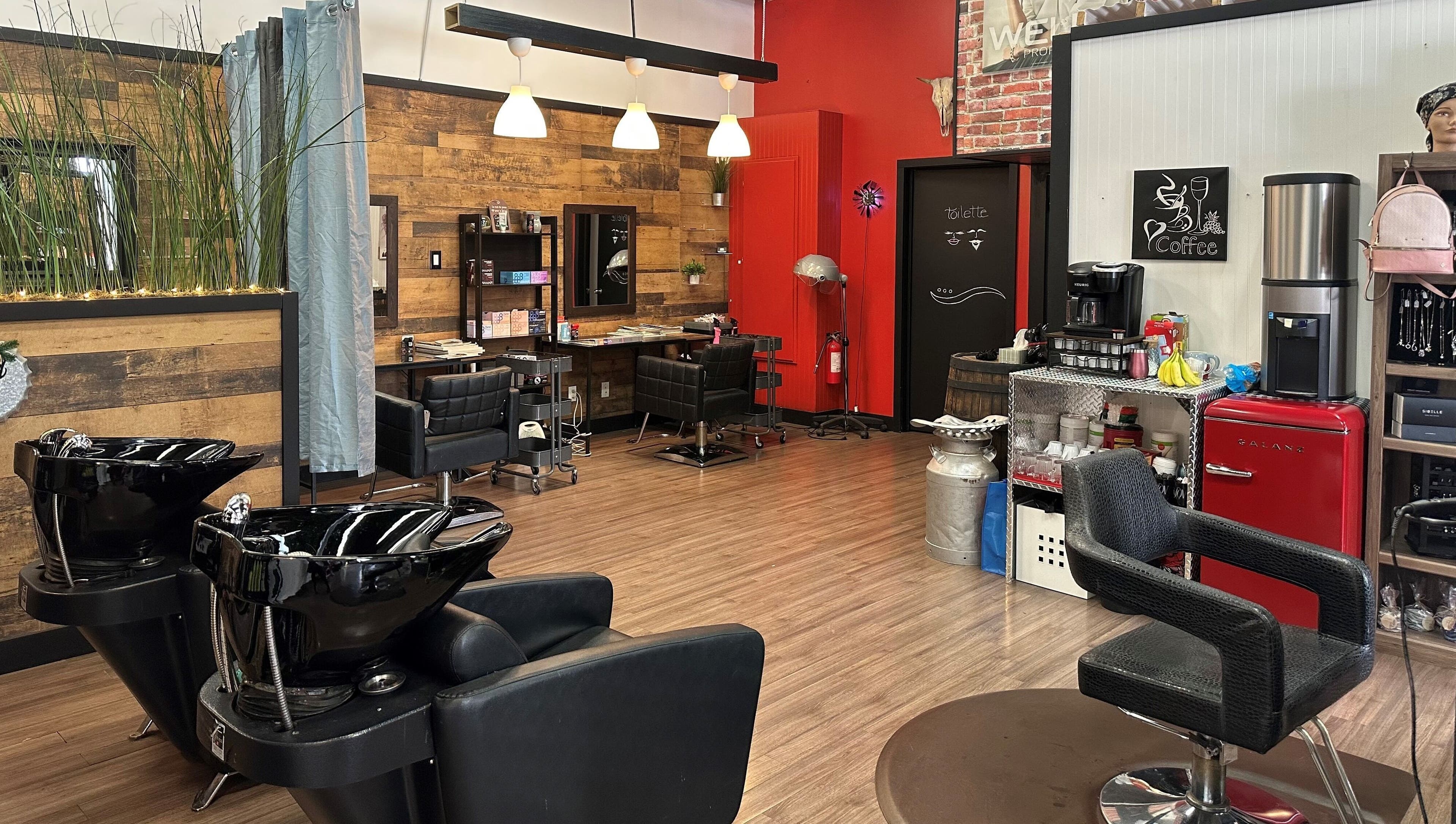 Intérieur élégant de Concept K à Saint-Zotique, Québec, CA, avec sièges et décor moderne.