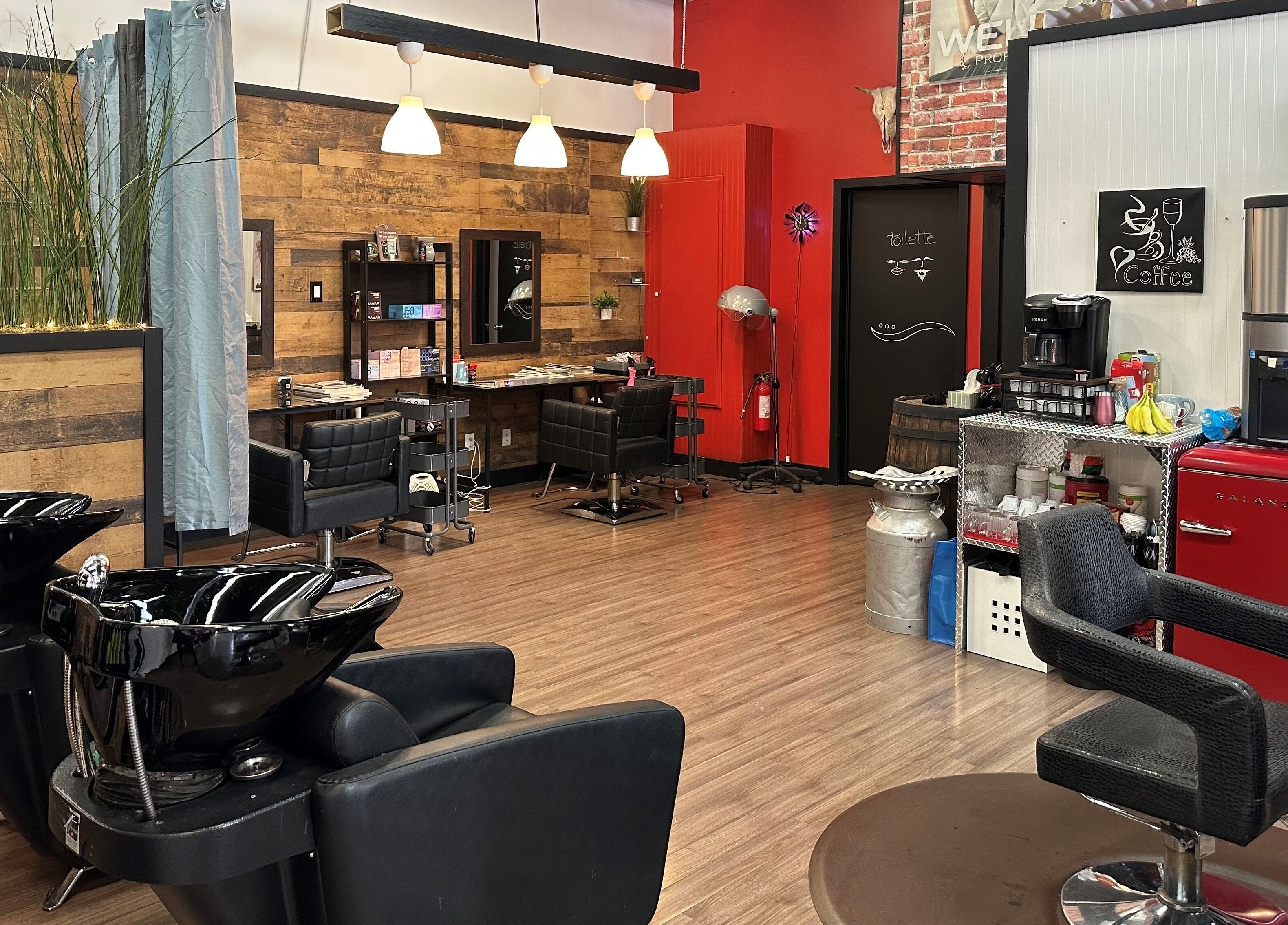 Intérieur élégant de Concept K à Saint-Zotique, Québec, CA, avec sièges et décor moderne.