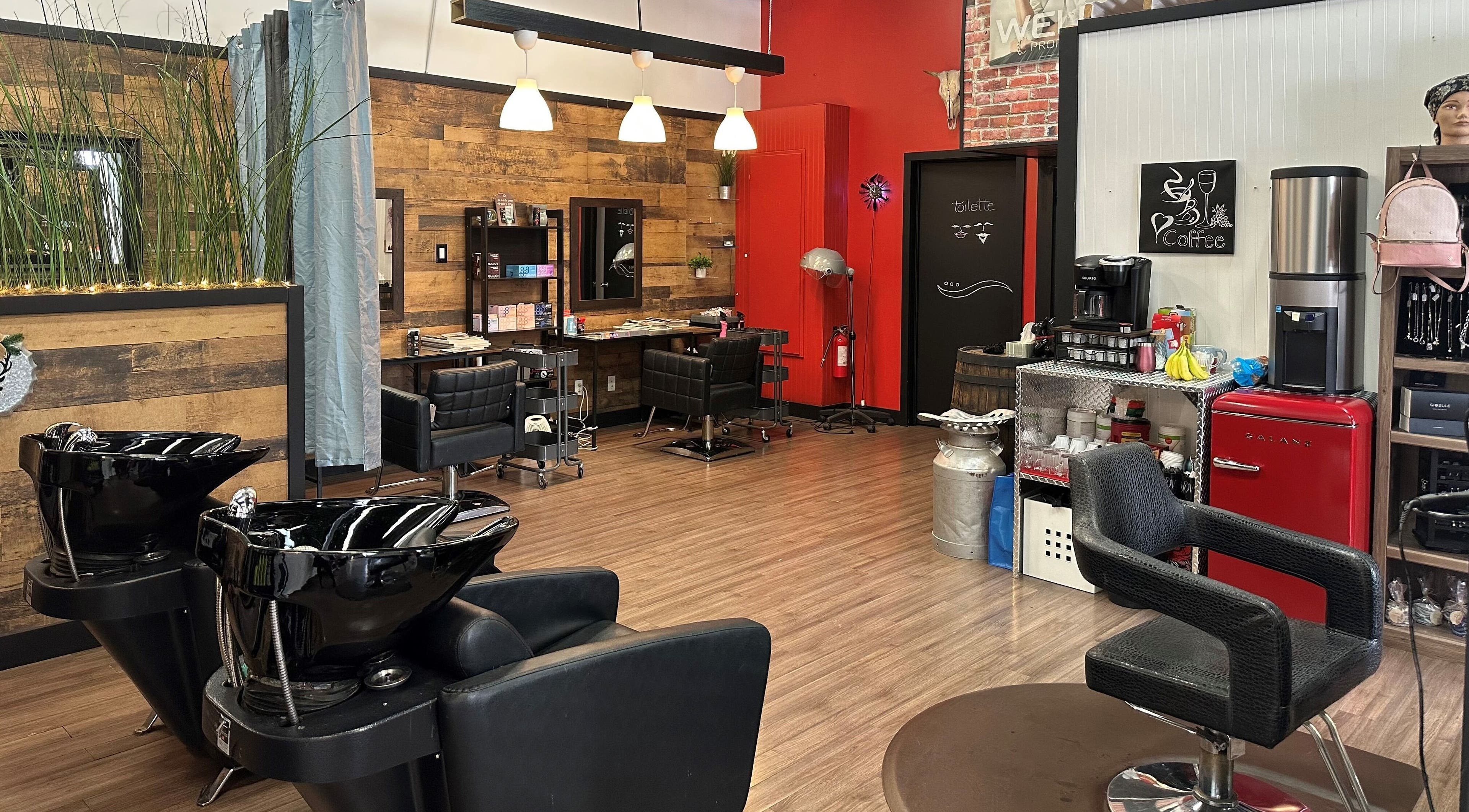 Intérieur élégant de Concept K à Saint-Zotique, Québec, CA, avec sièges et décor moderne.