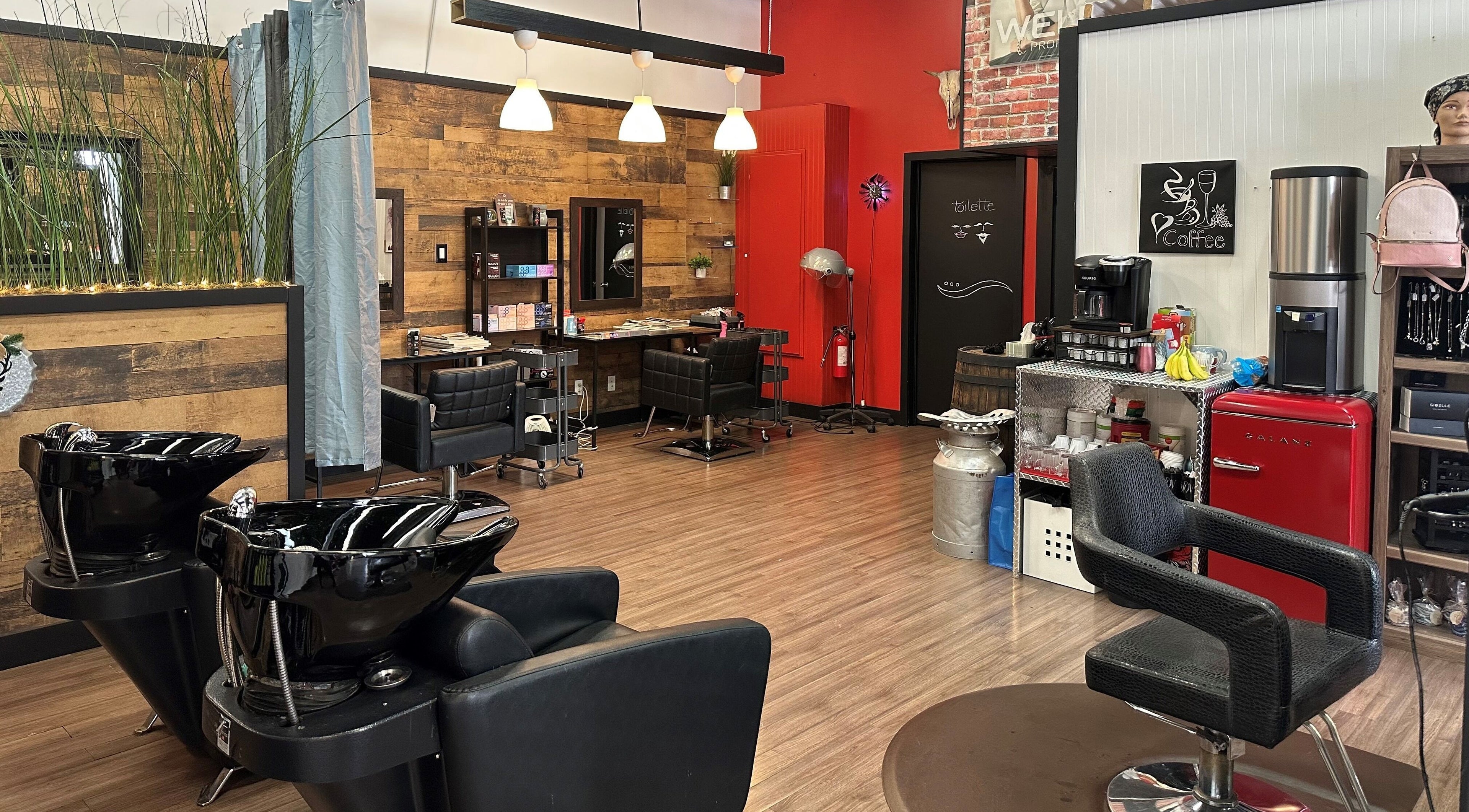 Intérieur élégant de Concept K à Saint-Zotique, Québec, CA, avec sièges et décor moderne.