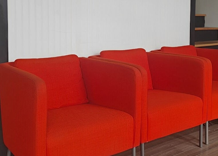 Chaises rouges confortables à Concept K, Saint-Zotique, Québec, CA.