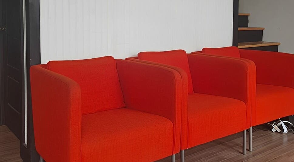 Chaises rouges confortables à Concept K, Saint-Zotique, Québec, CA.