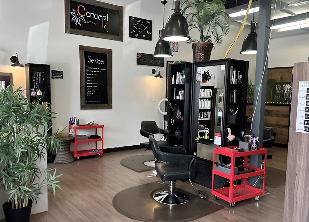 Espace accueillant de Concept K à Saint-Zotique, Québec, CA, avec fauteuils noirs et décoration moderne.