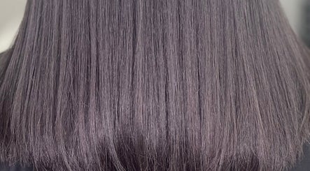 Cheveux lisses et brillants présentés par Institut L’impérial à Montréal, Québec, CA.