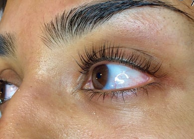Extension de cils au Institut L’impérial, Montréal, Québec, CA, pour un regard captivant.