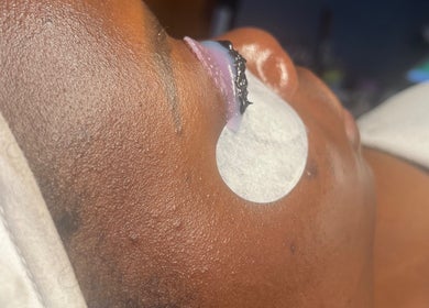 Soin des cils à l’Institut L’impérial, Montréal, Québec, CA. Profitez d'un service de qualité et relaxant.