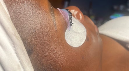 Soin des cils à l’Institut L’impérial, Montréal, Québec, CA. Profitez d'un service de qualité et relaxant.