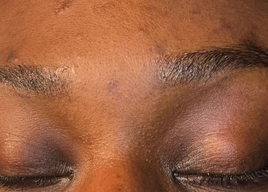 Sourcils stylisés à l'Institut L’impérial, Montréal, Québec, CA, démontrant un maquillage professionnel.
