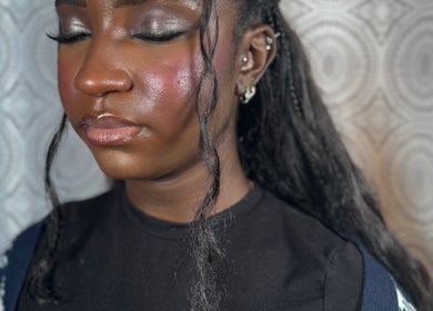 Maquillage élégant réalisé à l'Institut L’impérial, Montréal, Québec, CA, sur fond de motifs délicats.