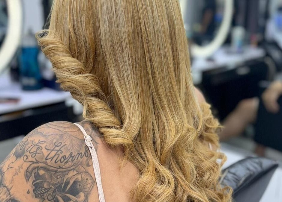 Styled blonde hair with curls at Alexa’s Dominican Salon in Woodbridge Township, New Jersey, US.