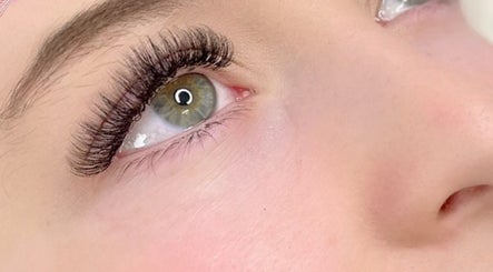Clare Lobb Lashes and Beauty image 2
