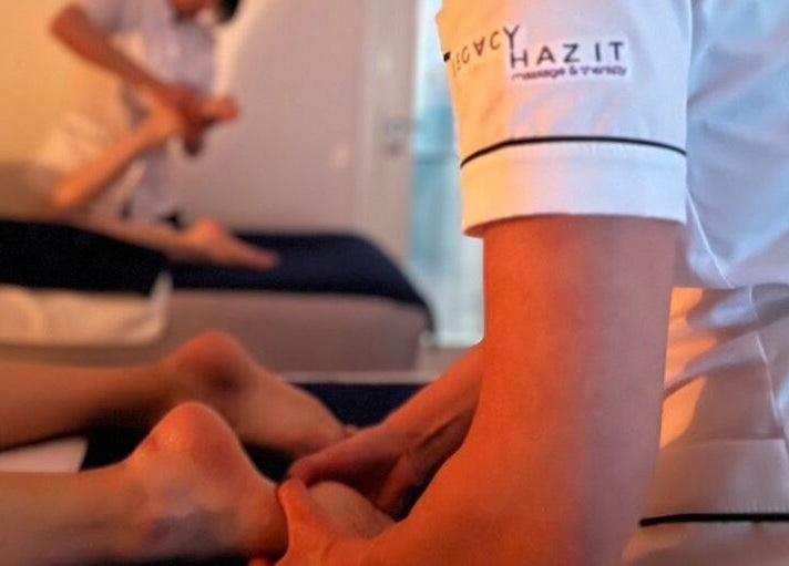 Relaxing massage session at Legacy Novi Beograd in Београд, RS, highlighting skilled therapist techniques.