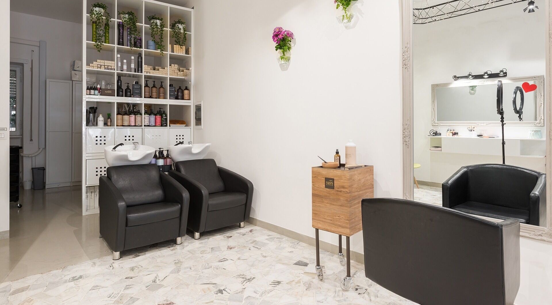 Interno elegante di ARS Beautyhouse con sedie e specchi a Roma, Lazio, IT.