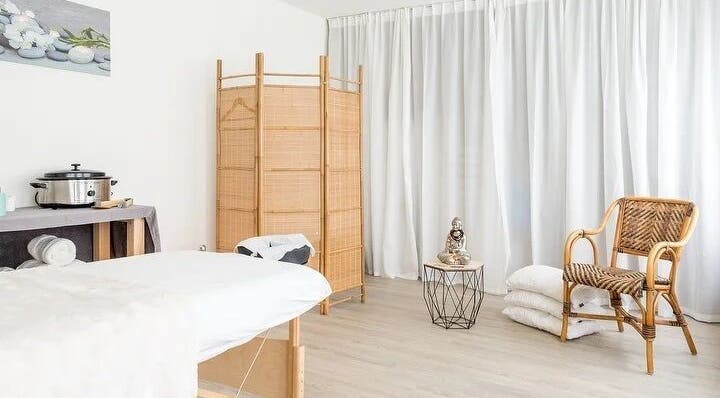 Tranquil massage room at Salomao Junior Massage, Amsterdam, Noord-Holland, NL, featuring a massage table and elegant decor.