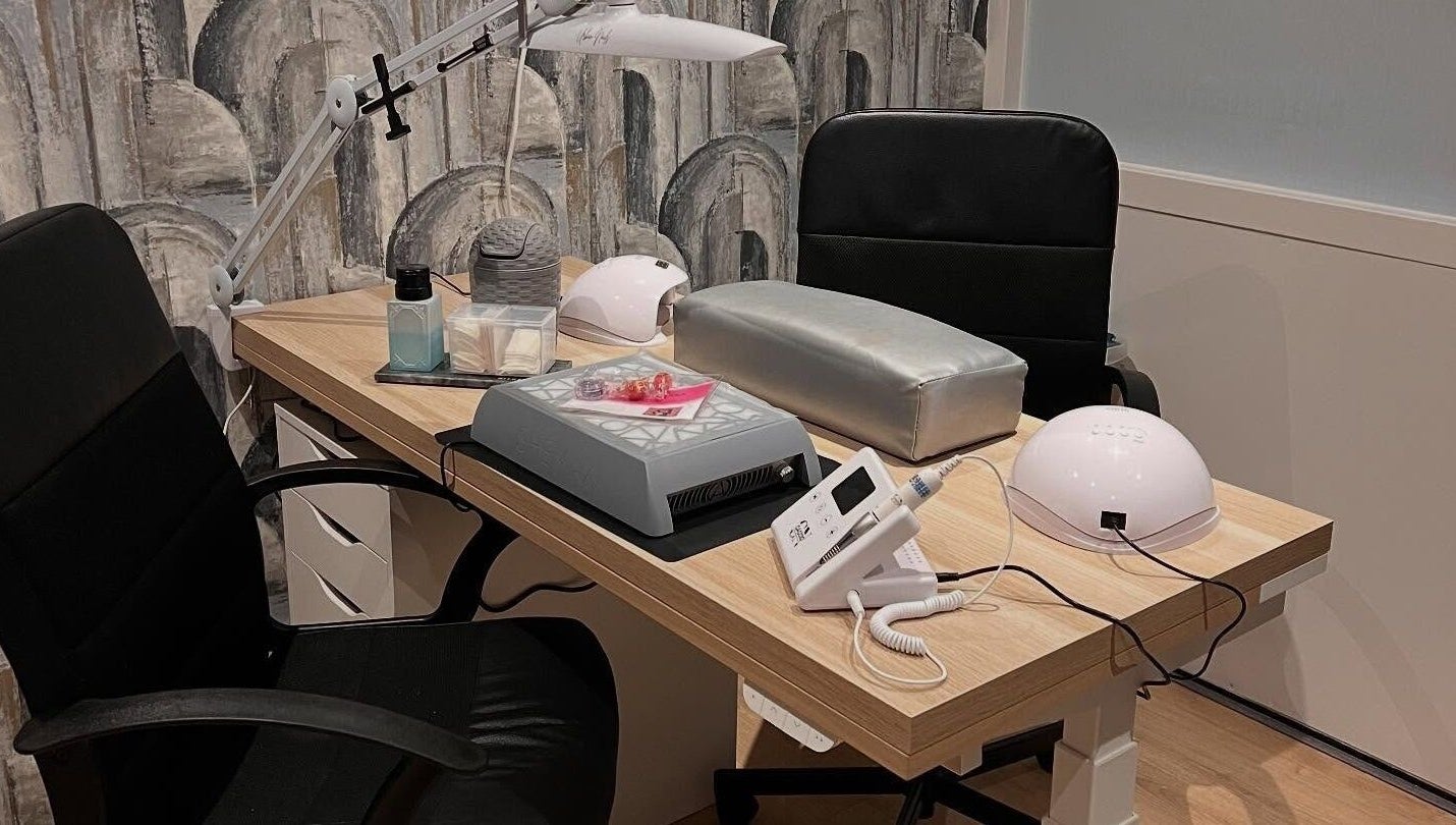 Nageltafel bij 'tNageltien in Kampen, Overijssel, NL met moderne apparatuur en stijlvol interieur.