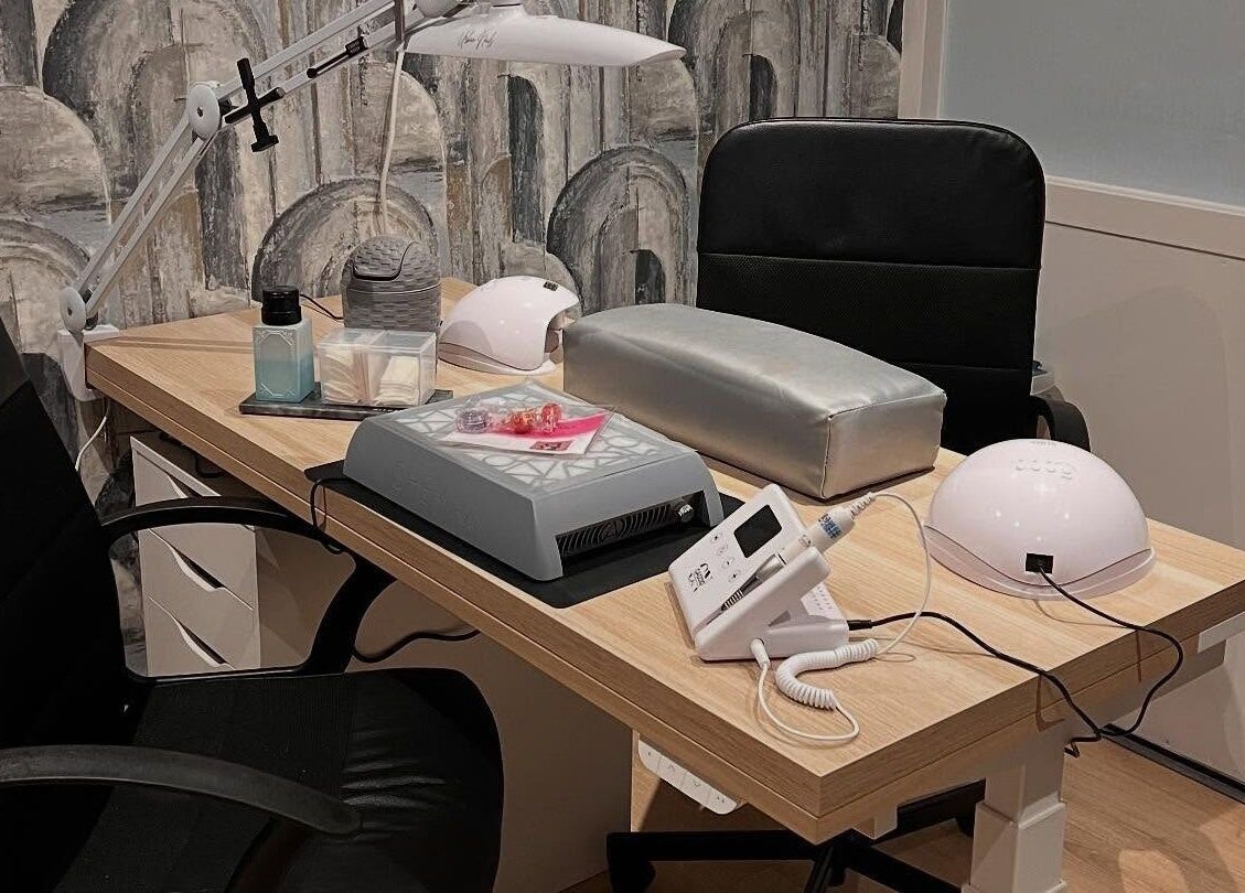 Nageltafel bij 'tNageltien in Kampen, Overijssel, NL met moderne apparatuur en stijlvol interieur.