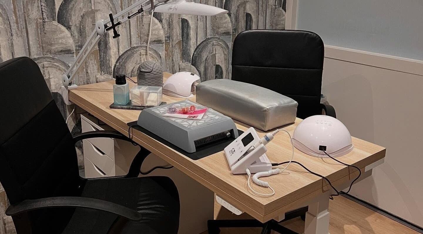 Nageltafel bij 'tNageltien in Kampen, Overijssel, NL met moderne apparatuur en stijlvol interieur.