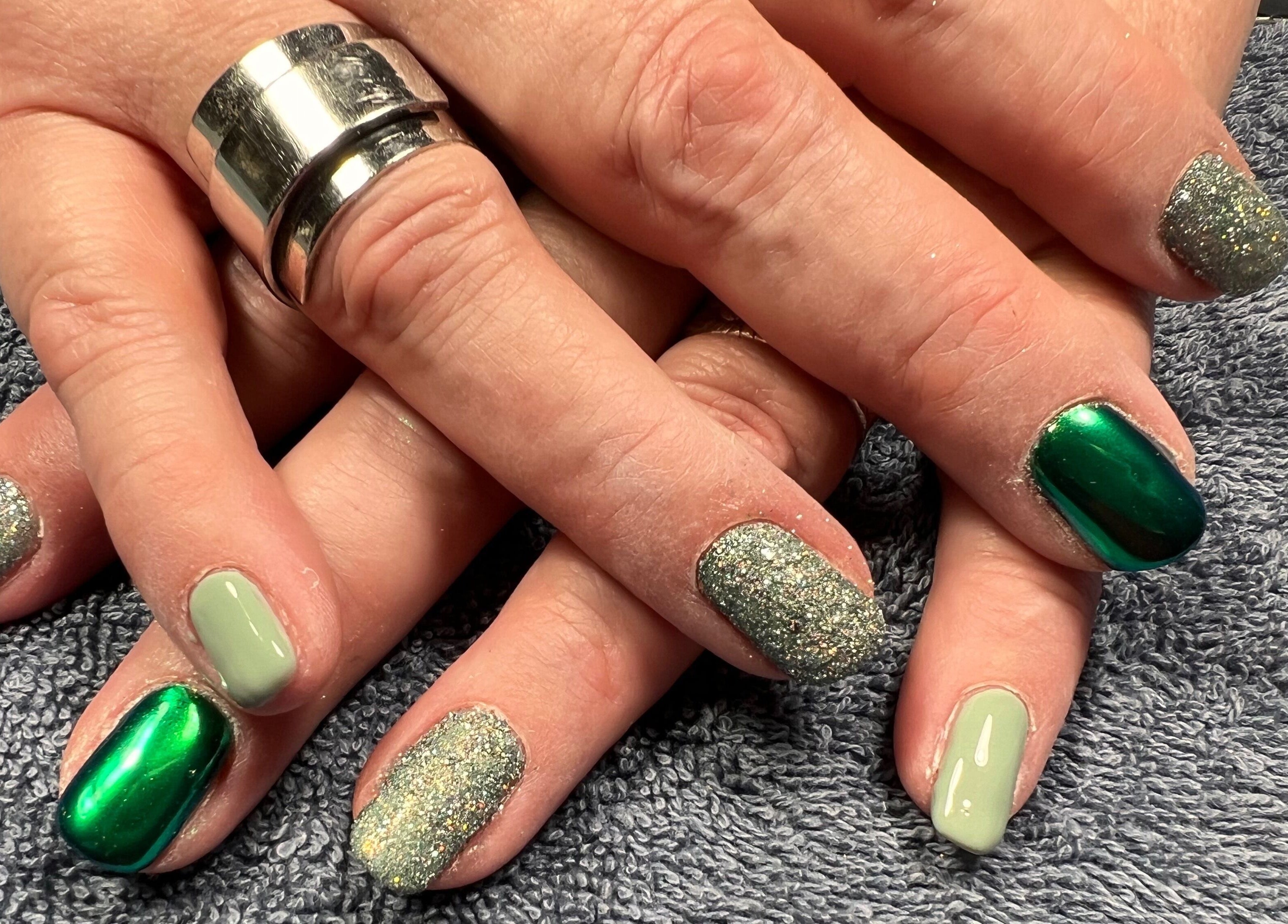 Mooie nageldesigns bij 'tNageltien in Kampen, Overijssel, NL met groene en glinsterende lak.
