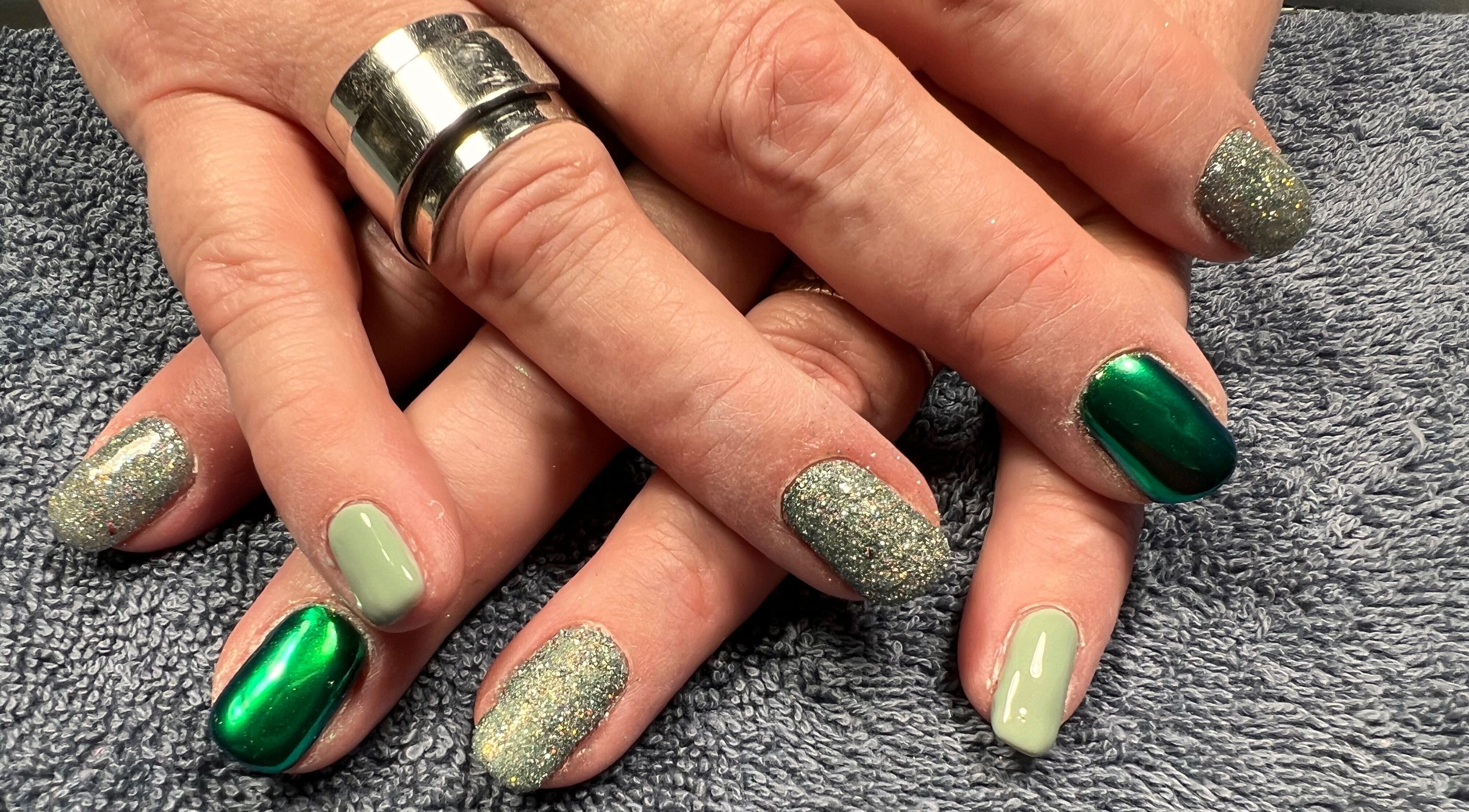 Mooie nageldesigns bij 'tNageltien in Kampen, Overijssel, NL met groene en glinsterende lak.