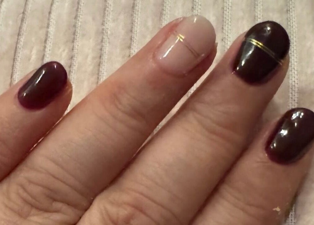 Stijlvolle nageldesigns bij 'tNageltien, Kampen, Overijssel, NL met donkere en lichte tinten.