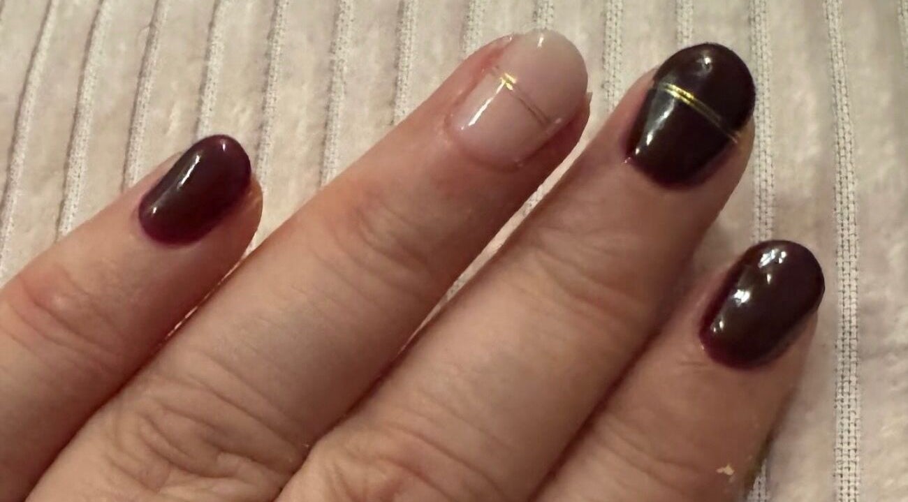 Stijlvolle nageldesigns bij 'tNageltien, Kampen, Overijssel, NL met donkere en lichte tinten.