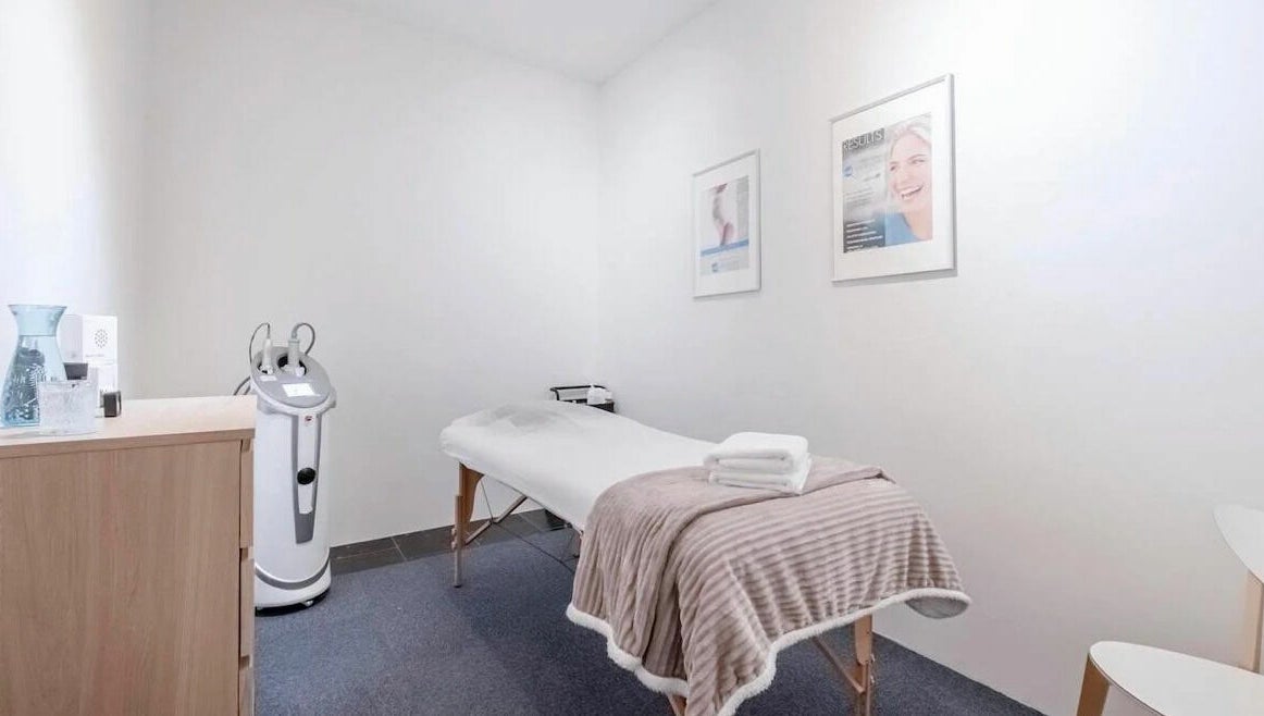 Tranquil treatment room at Oasis Amsterdam, Amsterdam, Noord-Holland, NL, featuring a comfortable massage table.