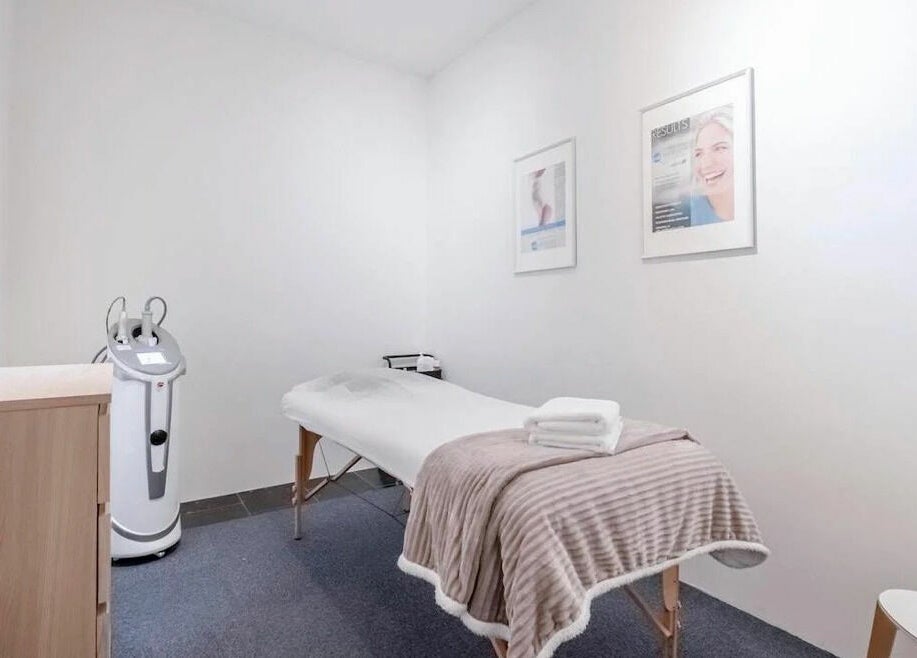Tranquil treatment room at Oasis Amsterdam, Amsterdam, Noord-Holland, NL, featuring a comfortable massage table.