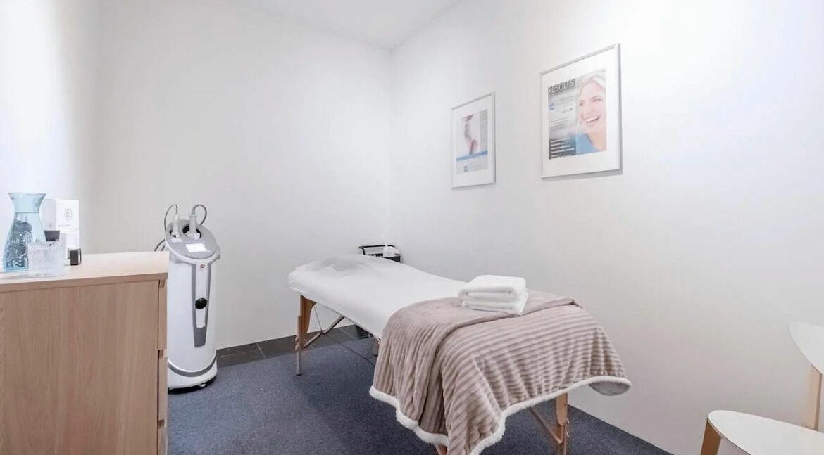 Tranquil treatment room at Oasis Amsterdam, Amsterdam, Noord-Holland, NL, featuring a comfortable massage table.