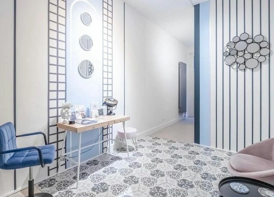 Modern and elegant room decor at Oasis Amsterdam, featuring stylish mirrors in Amsterdam, Noord-Holland, NL.