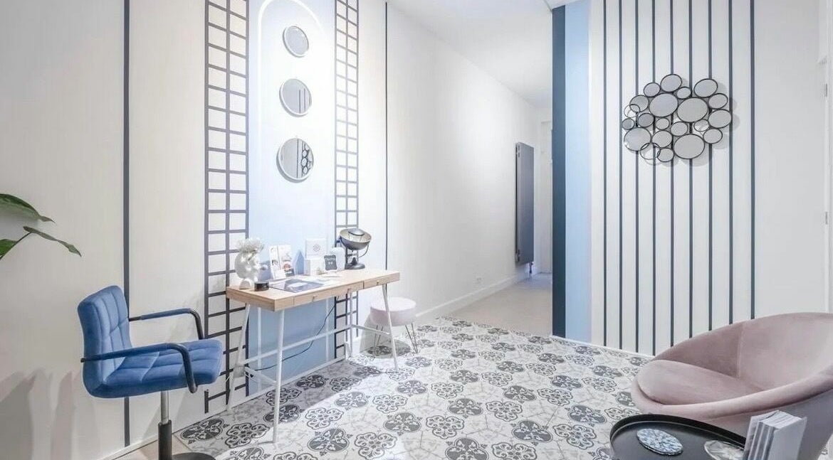 Modern and elegant room decor at Oasis Amsterdam, featuring stylish mirrors in Amsterdam, Noord-Holland, NL.