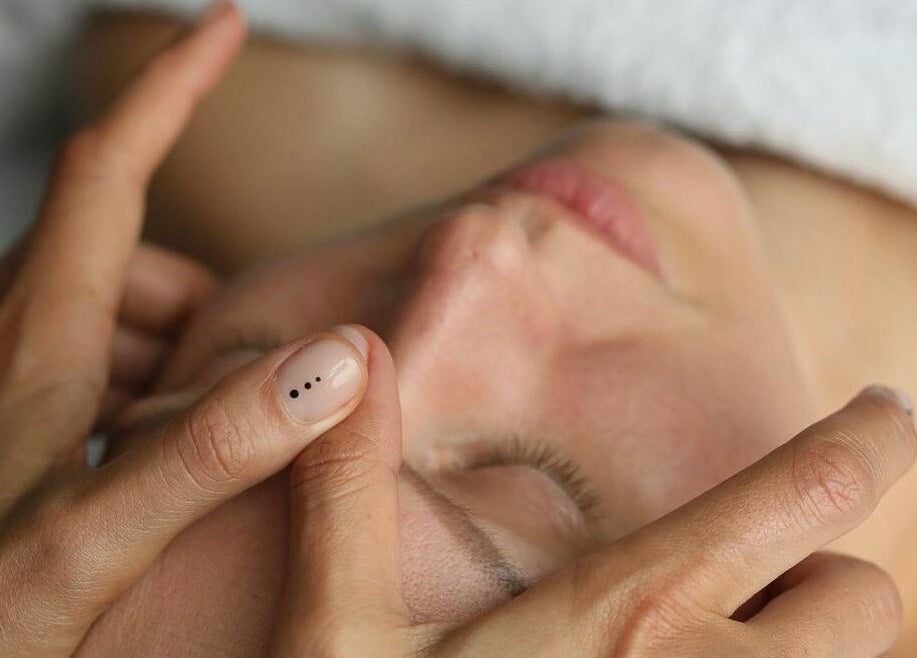 Facial massage at Oasis Amsterdam spa, enhancing relaxation in Amsterdam, Noord-Holland, NL.