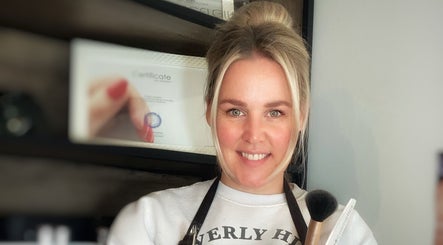 Glimlachende schoonheidsspecialiste bij Nagelstudio Katrien in Luyksgestel, Noord-Brabant, NL met professionele apparatuur.