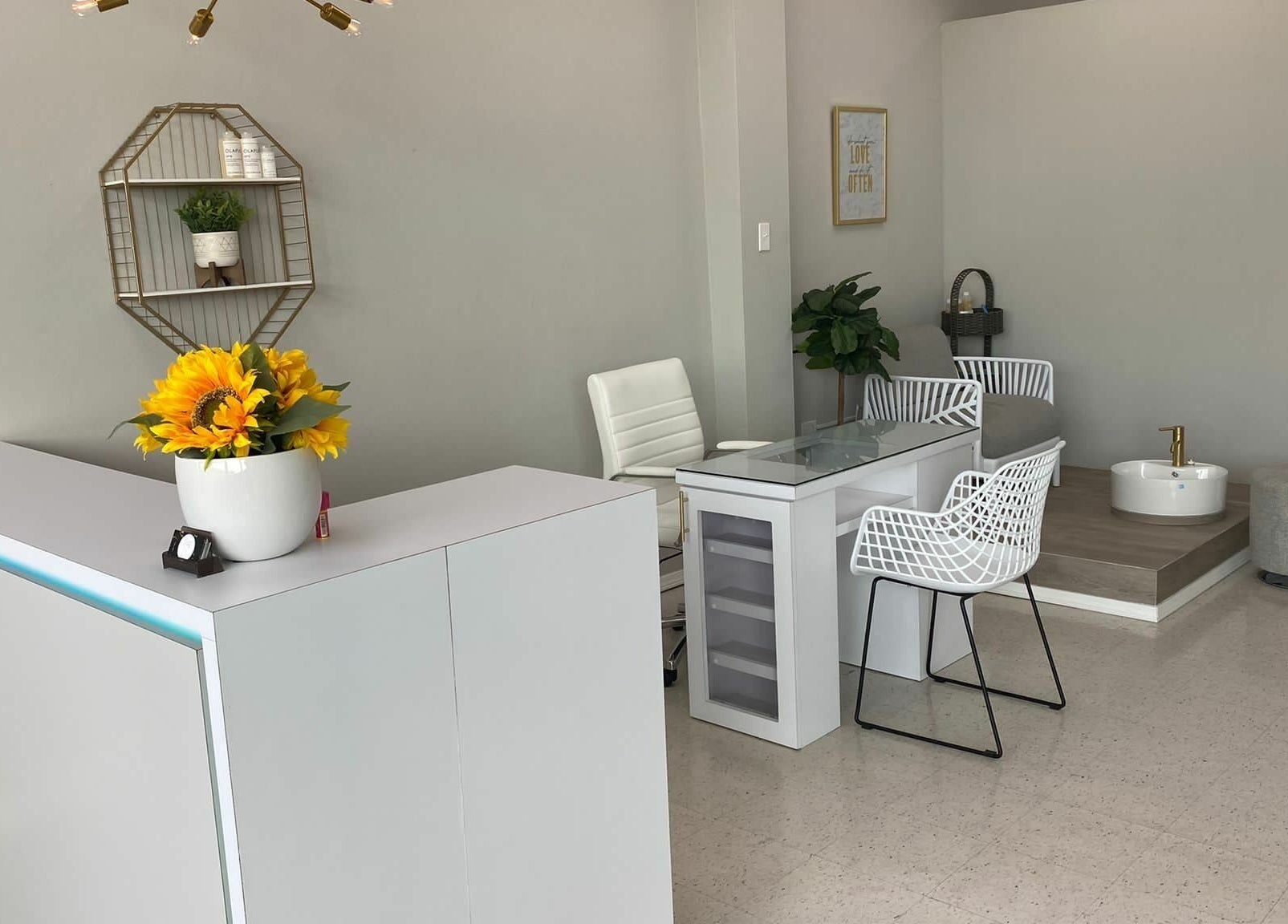 Área de bienvenida moderna y elegante en Adara Hair Salón, Barceloneta, Barceloneta, PR.