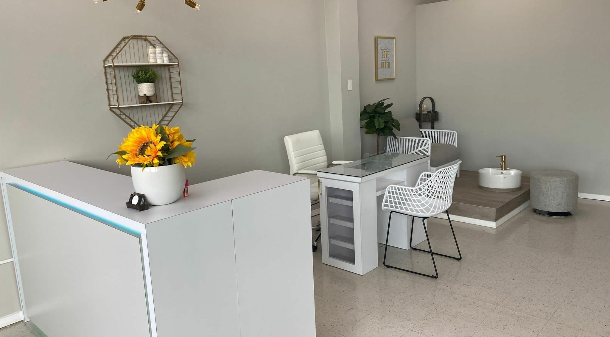 Área de bienvenida moderna y elegante en Adara Hair Salón, Barceloneta, Barceloneta, PR.