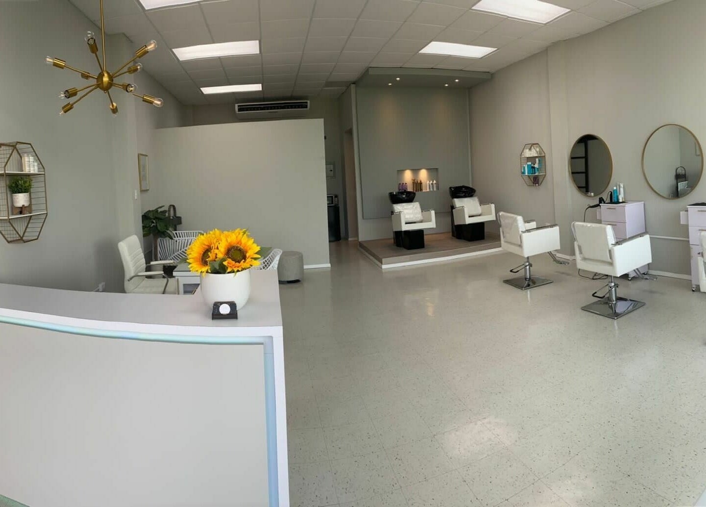 Interior moderno y luminoso de Adara Hair Salón en Barceloneta, Barceloneta, PR.